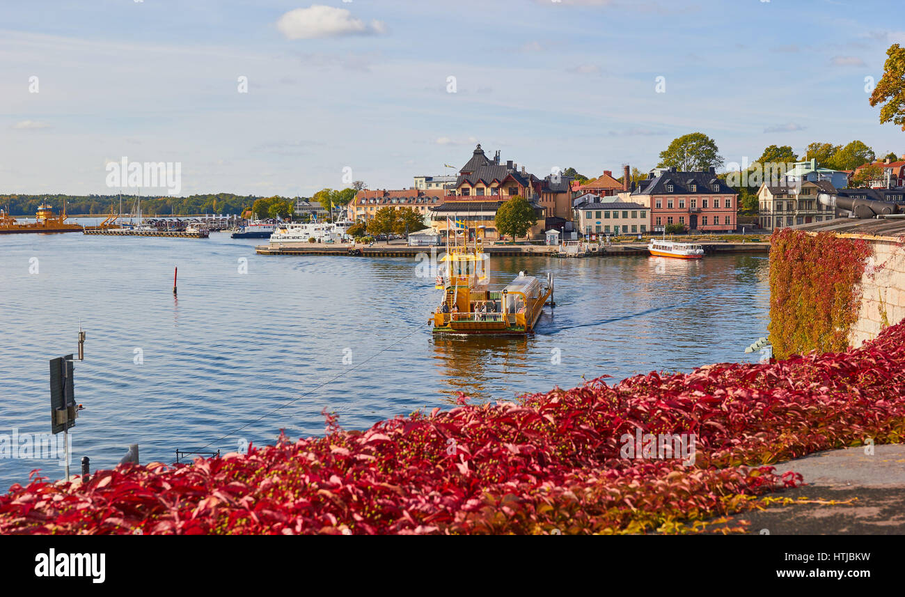 Bac à câble reliant l'île de Vaxholm Vaxholm Fortress, Suède, Scandinavie Banque D'Images