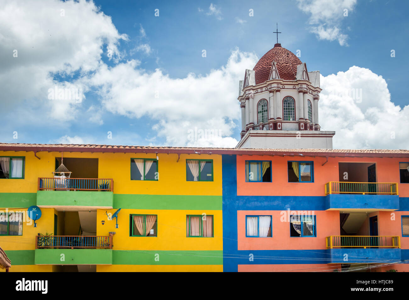 Maisons colorées et l'église - Guatape, Colombie Banque D'Images