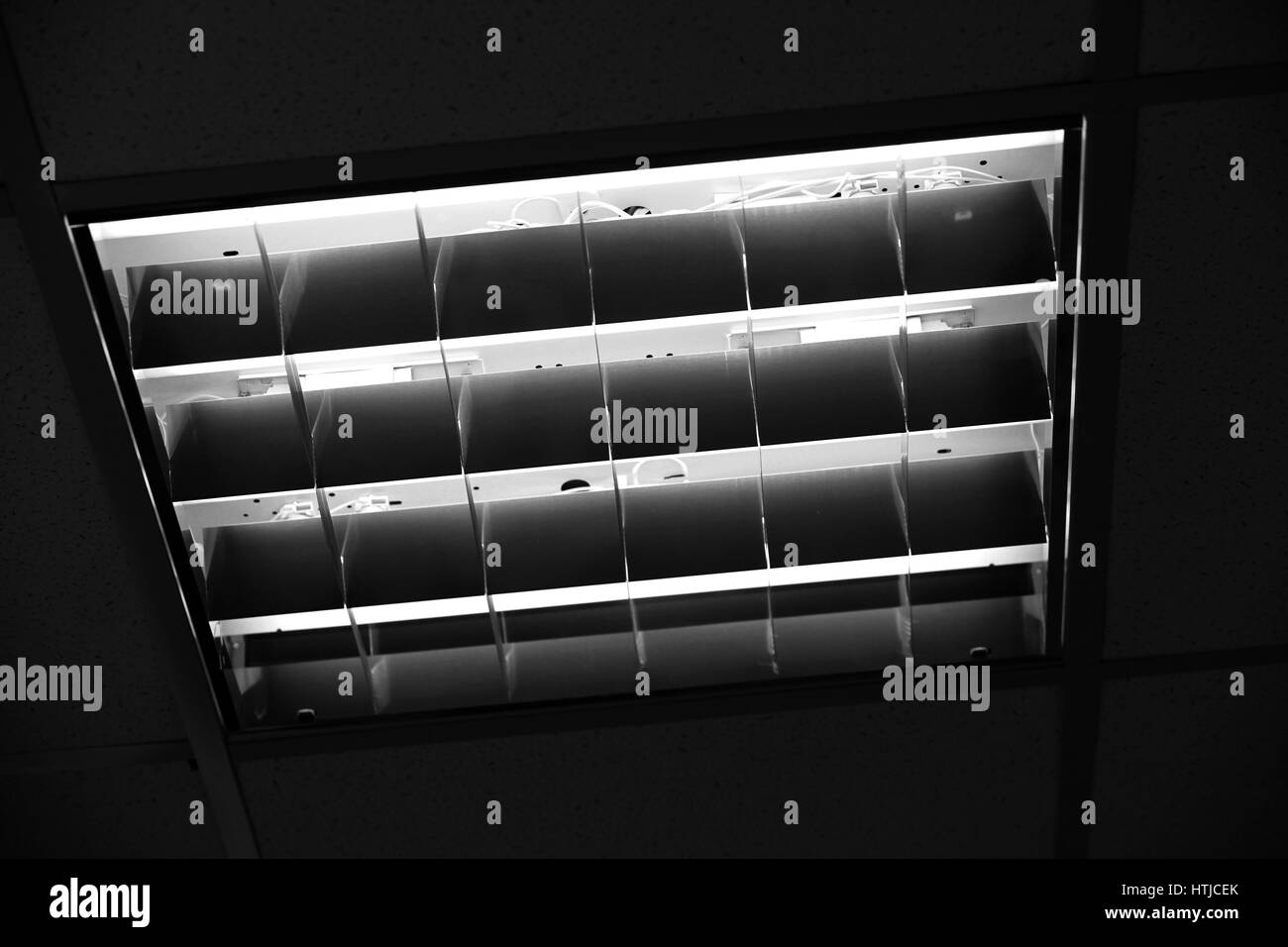 Office de la lumière au plafond, Close up noir et blanc Banque D'Images