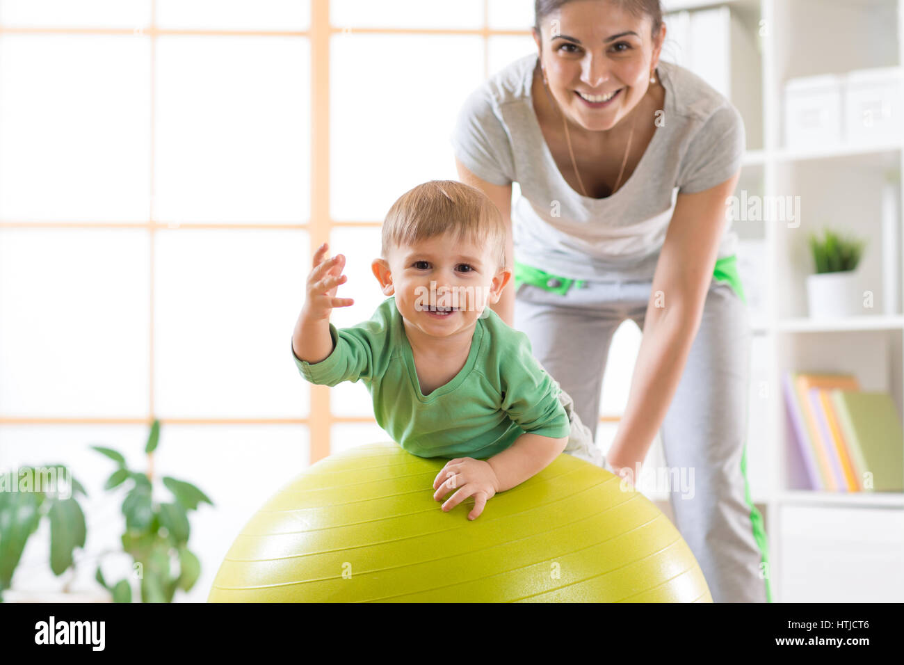 Happy mother and son bébé sur fitness ball. Pour les enfants sur Gimnastics fitball. Banque D'Images