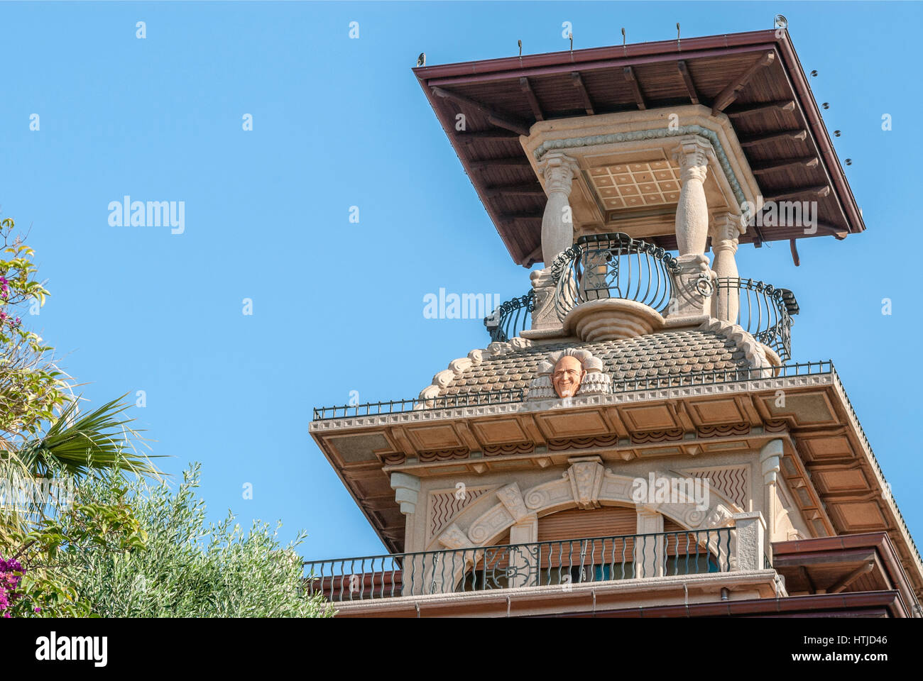 Parc et l'architecture bizarre de la Villa Grock dans Ornelia, Imperia, sur la côte ligurienne, au nord ouest de l'Italie. Banque D'Images