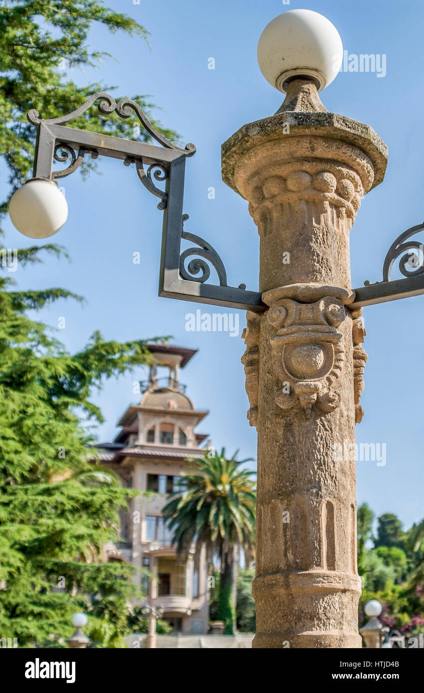 Parc et l'architecture bizarre de la Villa Grock dans Ornelia, Imperia, sur la côte ligurienne, au nord ouest de l'Italie. Banque D'Images