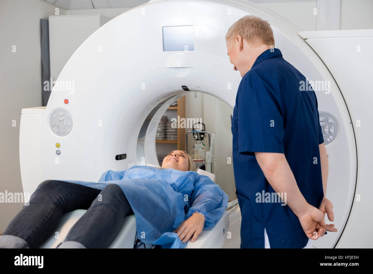 Le radiologue examinant female patient lying on machine irm Banque D'Images