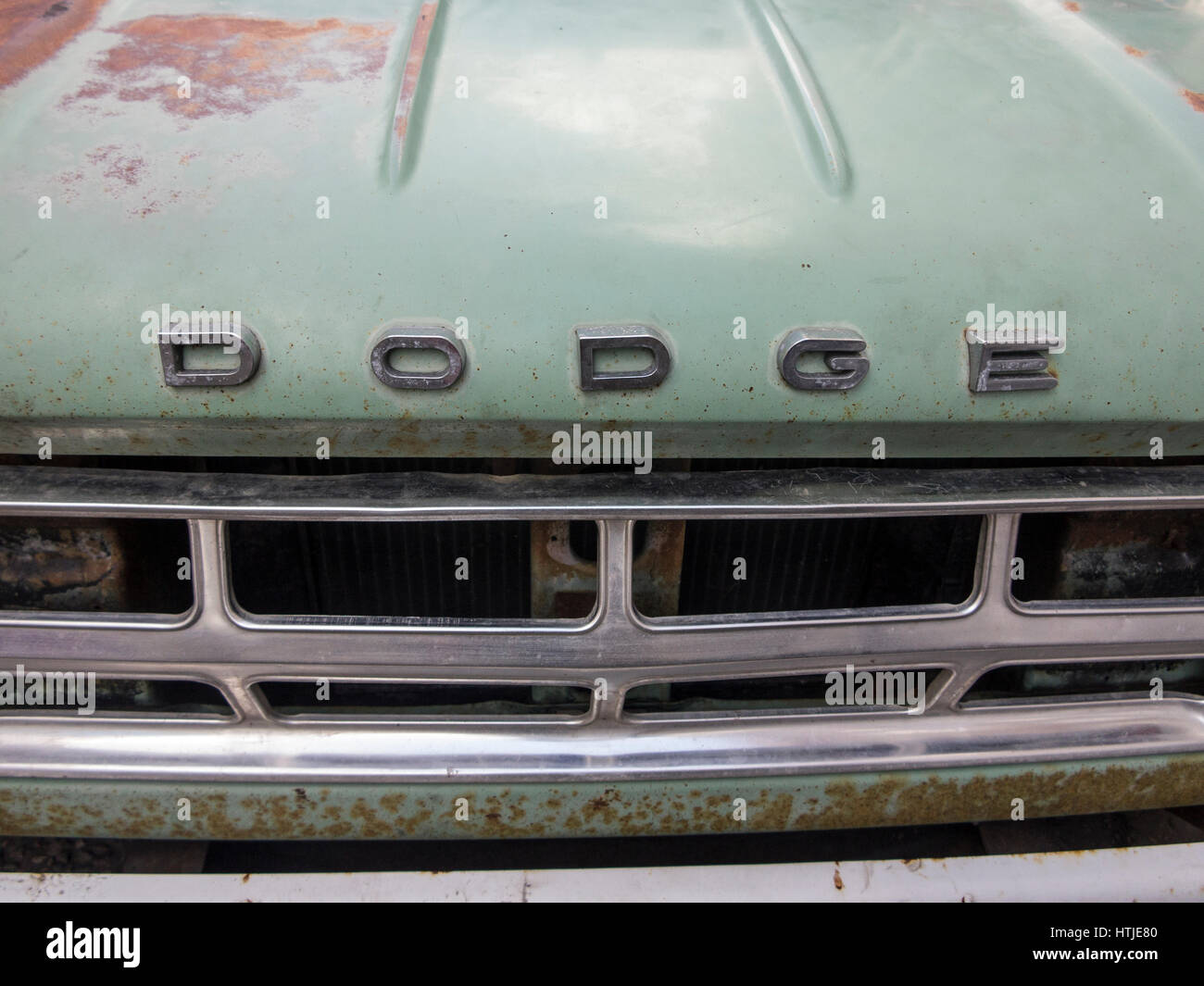 Un bonnetcool du camion Dodge rouillée Banque D'Images