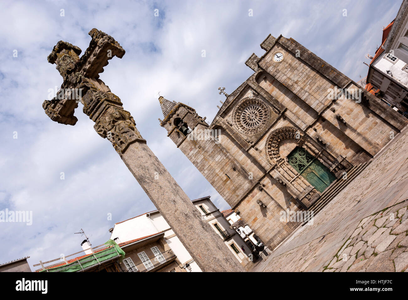 Cruceiro, croix de pierre, en face de l Église de San Martín, situé à la plaza del Tapal. Noia, Galice, Espagne Banque D'Images