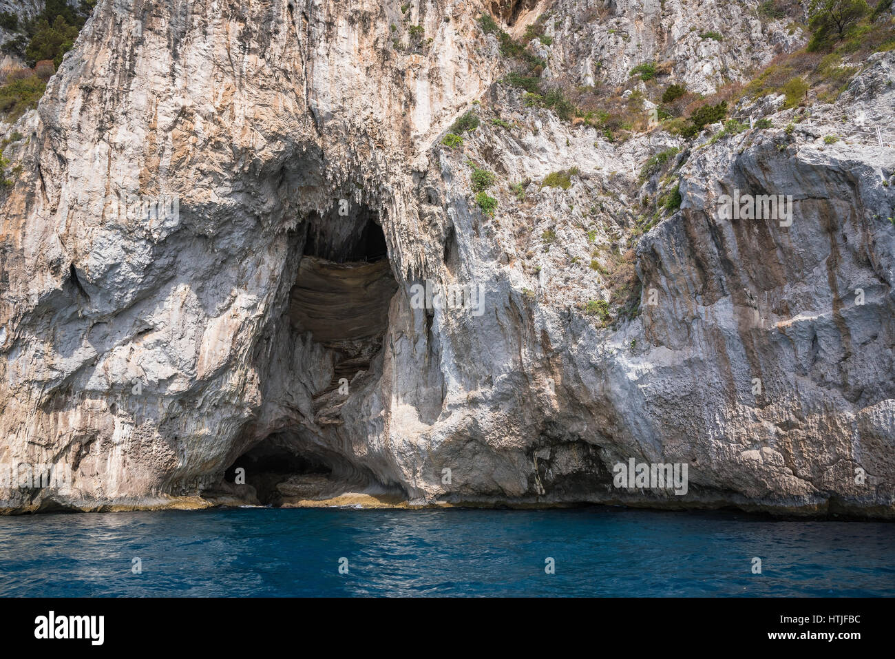 Grotte de la mer à la côte rocheuse de l'île de Capri, Italie Banque D'Images
