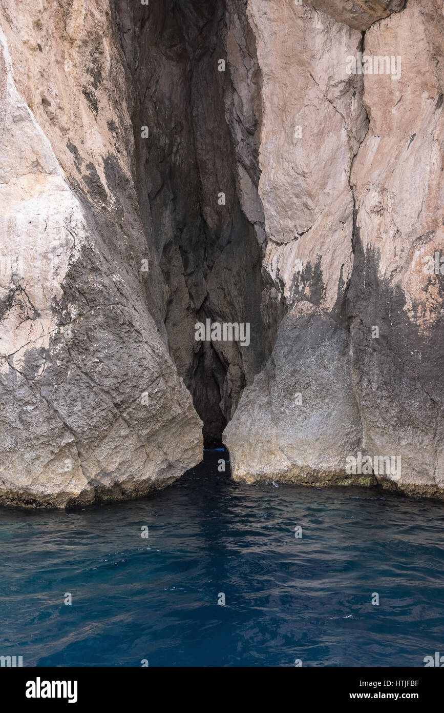 Grotte de la mer à la côte rocheuse de l'île de Capri, Italie Banque D'Images