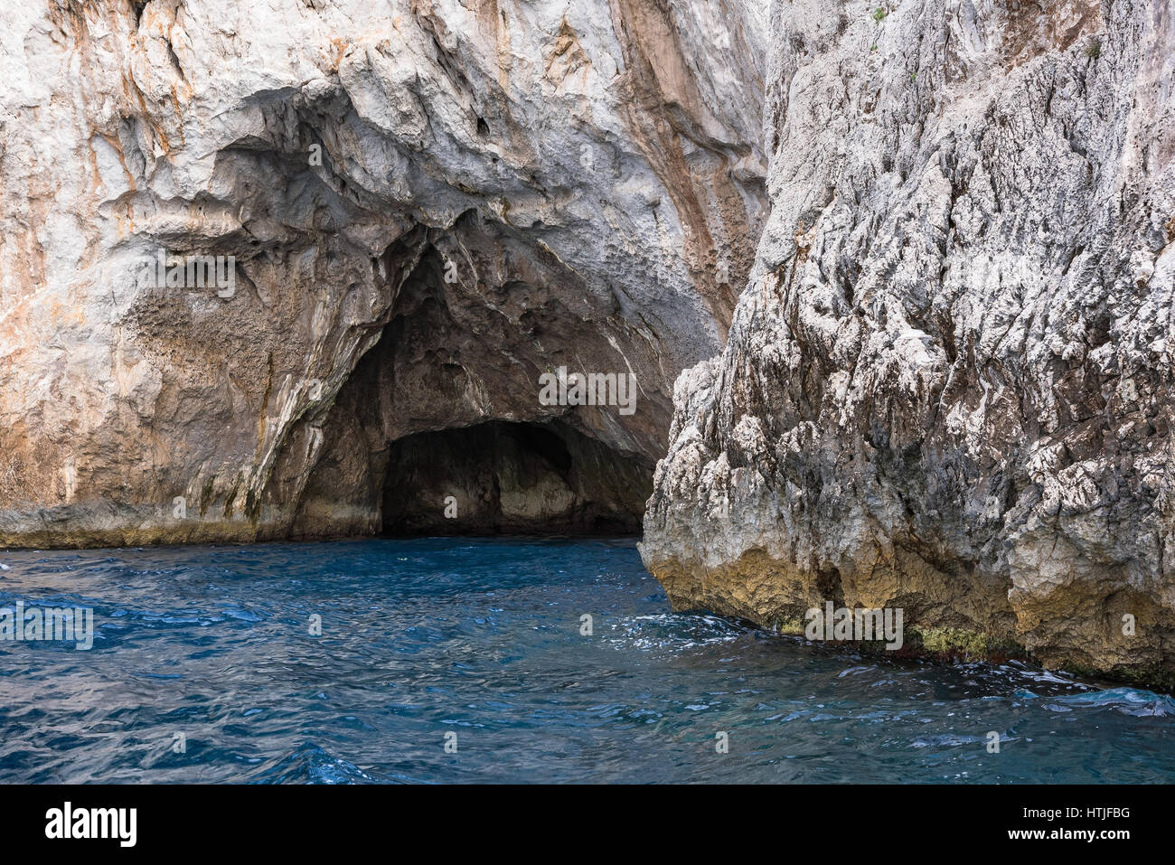 Grotte de la mer à la côte rocheuse de l'île de Capri, Italie Banque D'Images