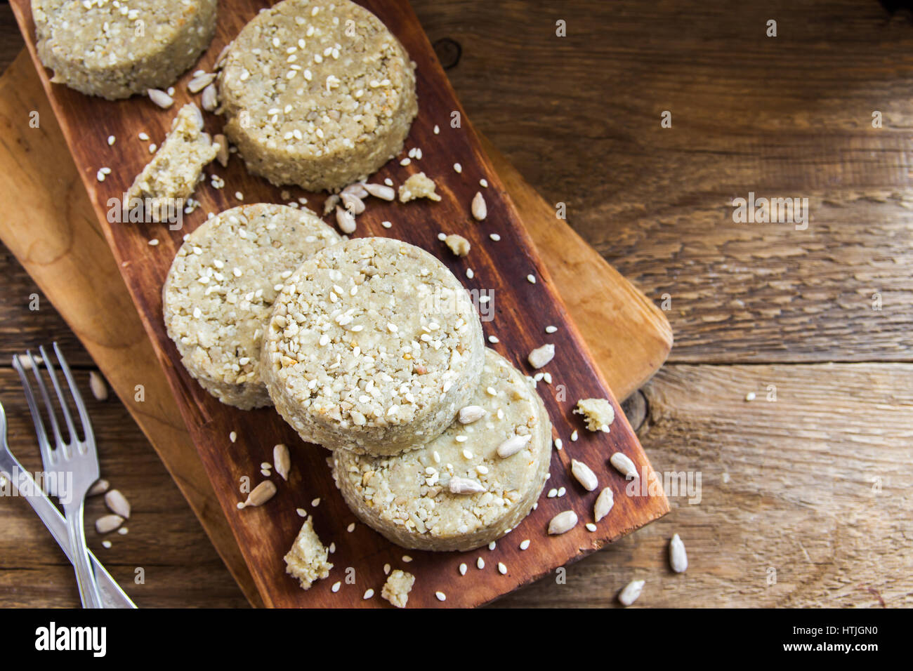 Graines de tournesol bio faits maison, de sésame et de miel - Halva sain alimentation biologique l'est traditionnel végétarien végétalien délicieux dessert avec des noix, de l'alimentation Banque D'Images