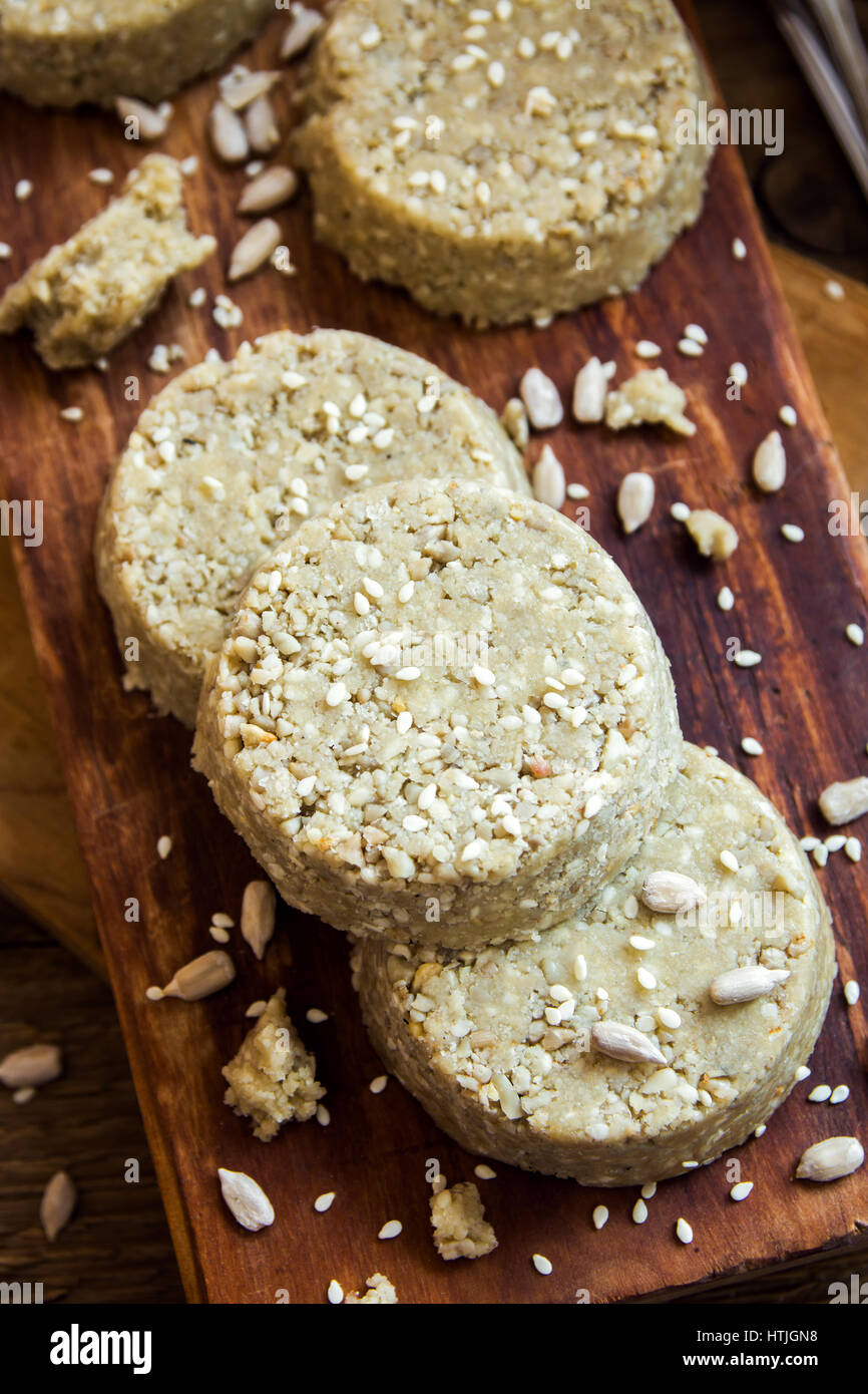 Graines de tournesol bio faits maison, de sésame et de miel - Halva sain alimentation biologique l'est traditionnel végétarien végétalien délicieux dessert avec des noix, de l'alimentation Banque D'Images