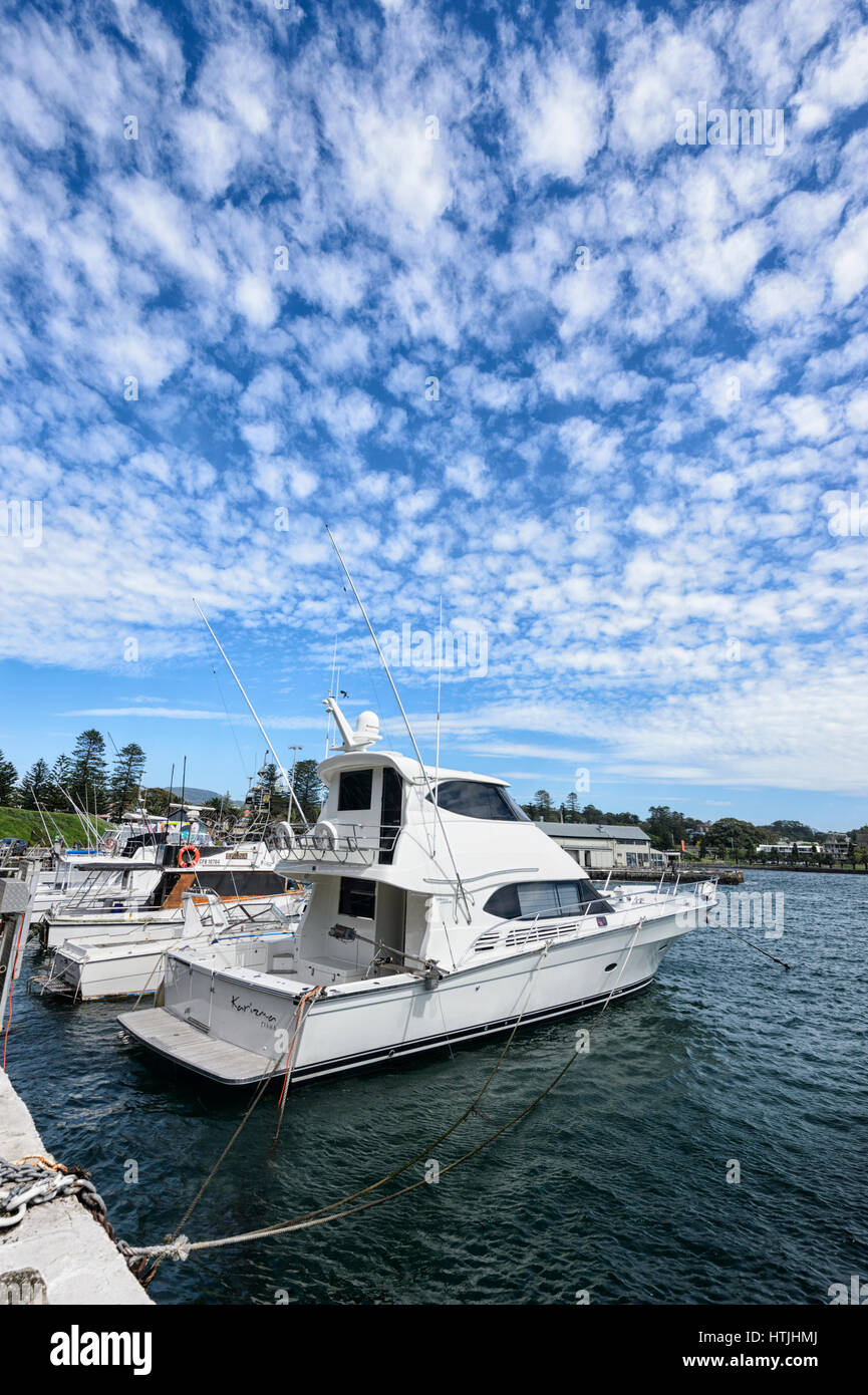 Bateau de pêche de luxe dans le port de Kiama, une petite et pittoresque ville touristique sur la Côte d'Illawarra, New South Wales, NSW, Australie Banque D'Images