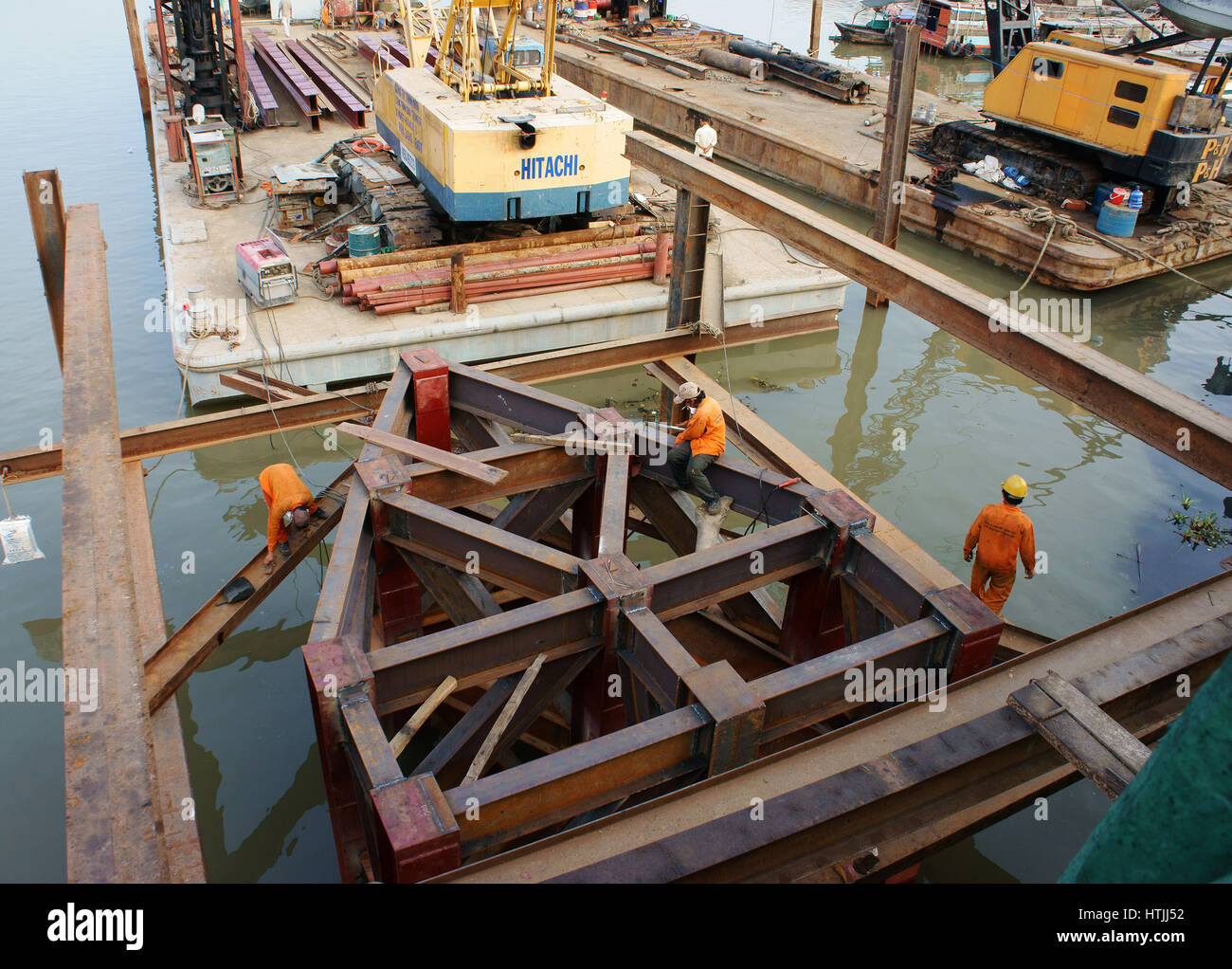 HO CHI MINH ville, VIET NAM, Groupe de travail sur les travailleurs d'Asie site de construction, construire l'homme vietnamiens pont sur l'eau, ils travaillent sur l'échafaudage en acier Banque D'Images