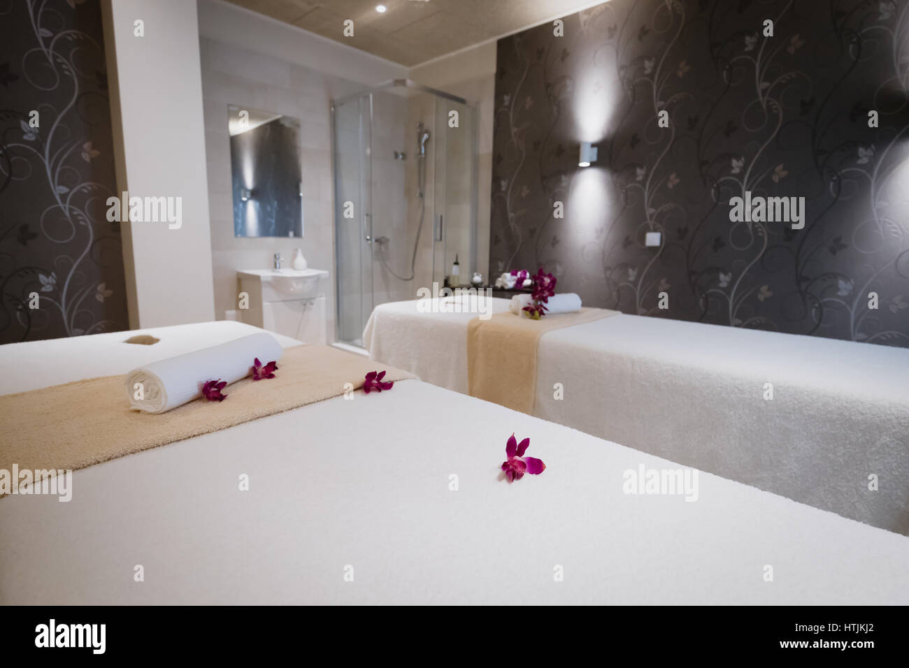 Belles tables de massage in spa resort chambre Banque D'Images