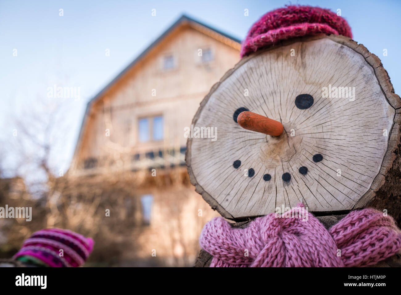 Close up d'un nez d'un bonhomme fait de maisons en bois rond violet et rose  avec bonnet et écharpe Photo Stock - Alamy