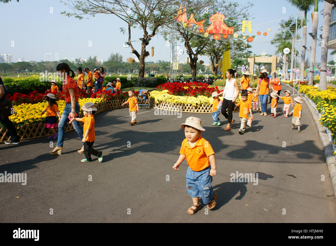 HO CHI MINH ville, VIET NAM- FEB12 : Groupe d'Asian kid non identifiés à l'activité extérieure de l'éducation préscolaire, petit garçon, fille en uniforme, Vietnamien childre Banque D'Images
