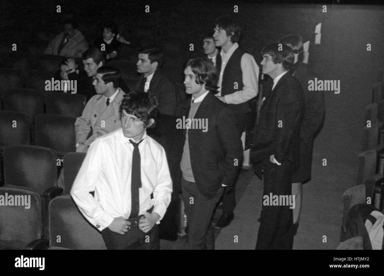 Groupe de rock britannique The Kinks et Vince Taylor pour assister à un concert à l'Olympia de Paris en 1964. Banque D'Images