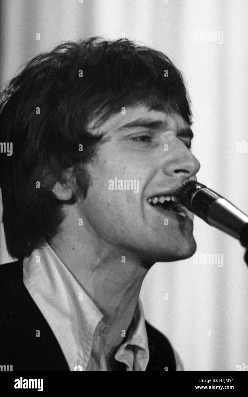 Ray Davies, chanteur du groupe de rock britannique The Kinks, sur la scène de l'Olympia de Paris en 1964. Banque D'Images