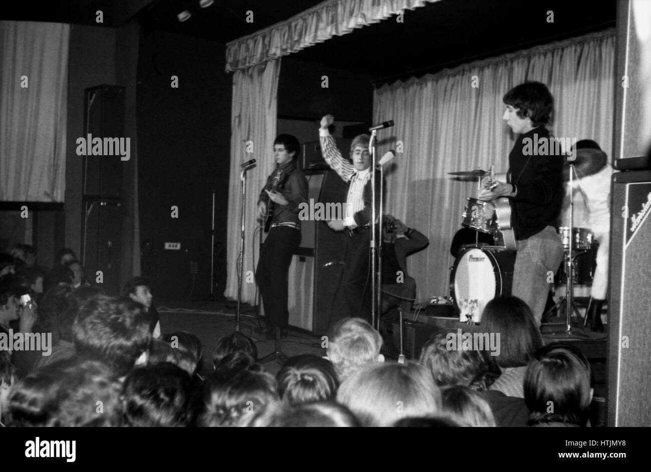 John Entwistle, Roger Daltrey, du groupe de rock britannique The Who. Ici au cours d'un concert à la Locomotive à Paris le 13 novembre 1965. Banque D'Images