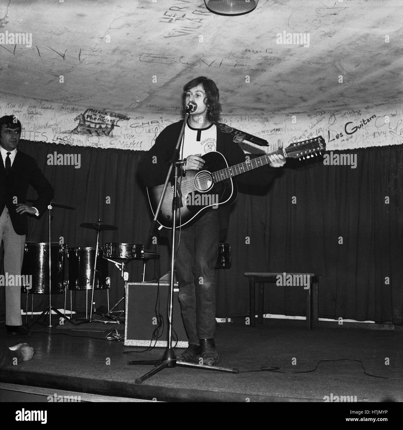 Le chanteur français Michel Polnareff sur la scène du Golf-Drouot à Paris. Novembre 1965 Banque D'Images