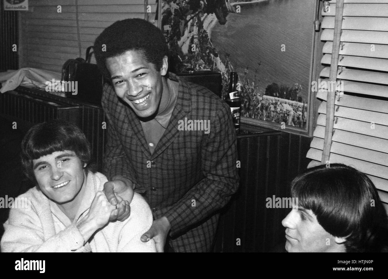 Vince Taylor, Vigon et Bobbie Clarke dans les coulisses du Golf-Drouot à Paris. 1964 Banque D'Images