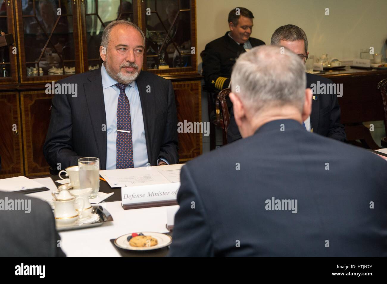Le secrétaire américain à la Défense, James Mattis se réunit avec le ministre de la défense Israélien Avigdor Lieberman au Pentagone le 7 mars 2017 à Washington, DC. (Photo par Jette Carr /DoD par Planetpix) Banque D'Images