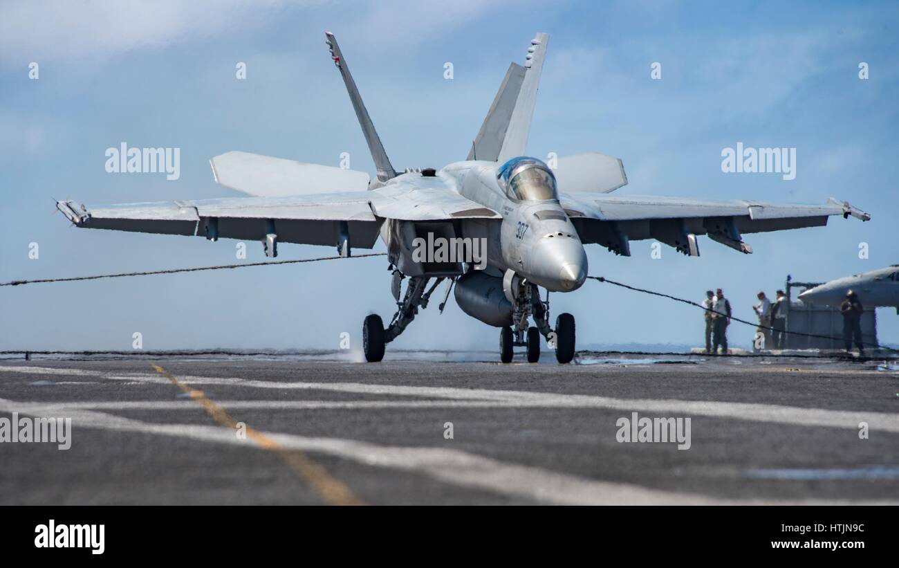 Un U.S. Navy F/A-18E Super Hornet atterrit sur le poste de pilotage à bord de la marine américaine de classe Nimitz porte-avions USS Carl Vinson, 30 janvier 2017 dans l'océan Pacifique. (Photo de la psc2 Sean M. Castellano /US Navy par Planetpix) Banque D'Images