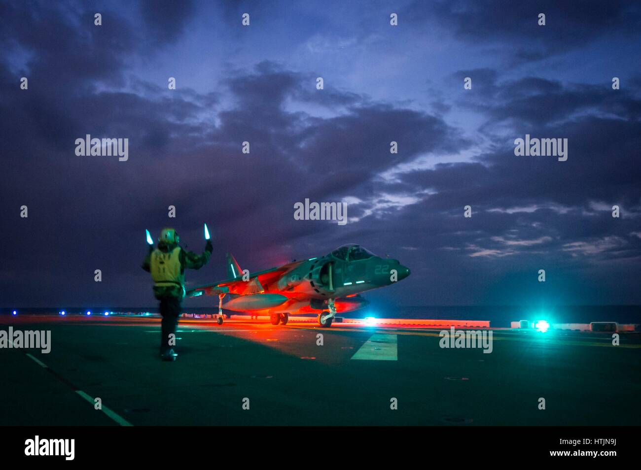 Un U.S. Marine Corps AV-8B Harrier terres d'attaque au sol dans le poste de pilotage à bord de la classe Wasp USN navire d'assaut amphibie USS Bonhomme Richard lors des opérations de nuit le 8 février 2017 dans la mer des Philippines. (Photo de la psc2 Diana Quinlan /US Navy par Planetpix) Banque D'Images