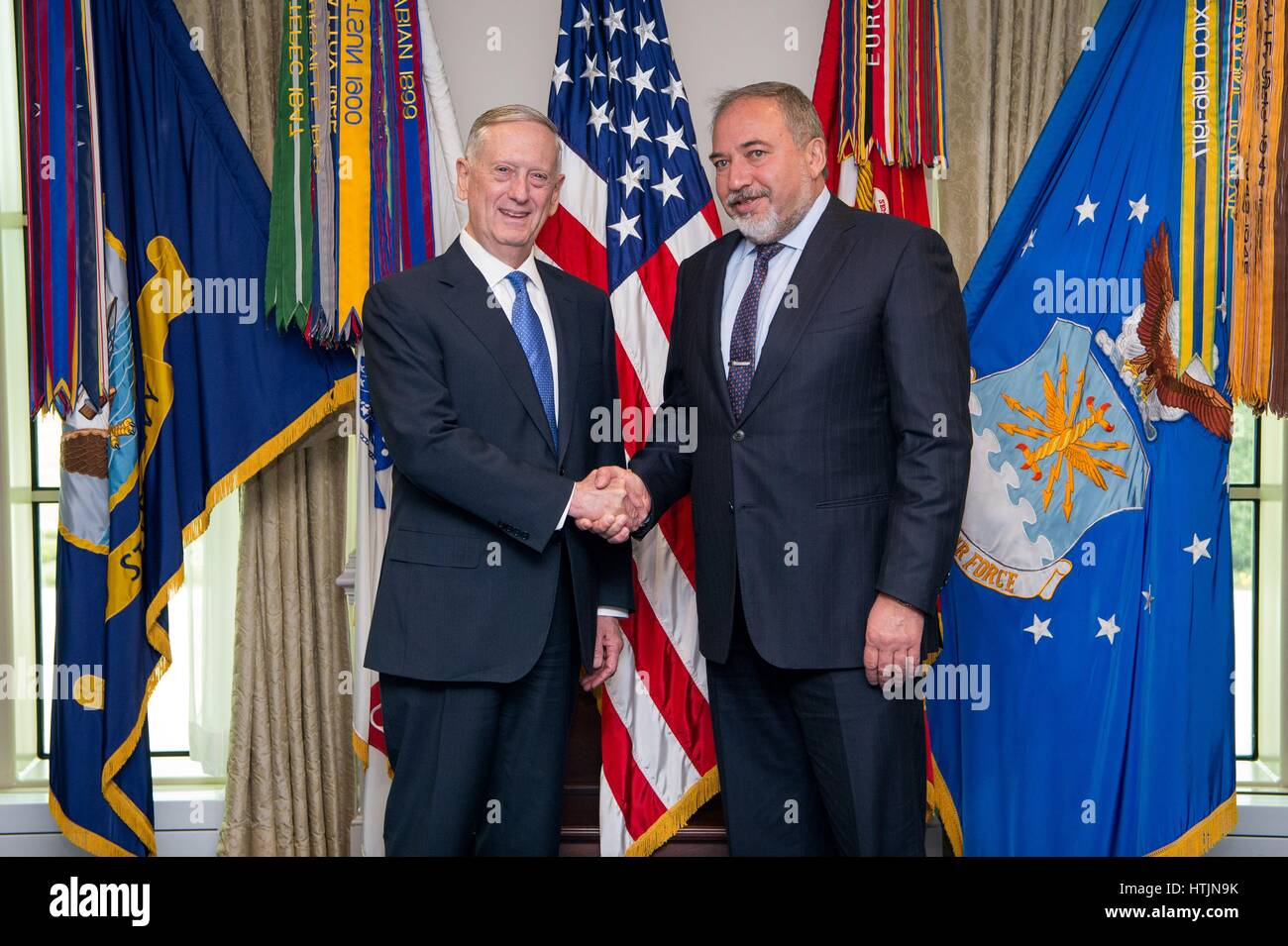 Le secrétaire américain à la Défense, James Mattis se réunit avec le ministre de la défense Israélien Avigdor Lieberman au Pentagone le 7 mars 2017 à Washington, DC. (Photo par Jette Carr /DoD par Planetpix) Banque D'Images