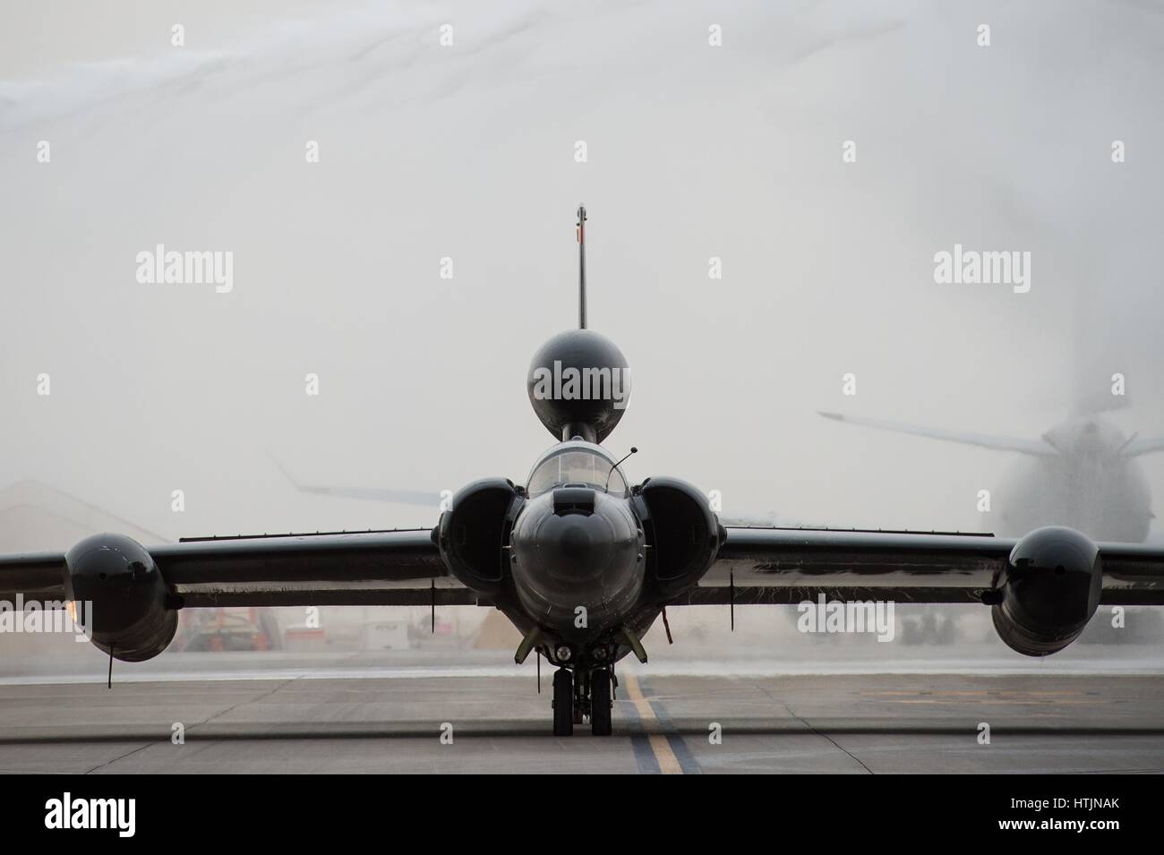 Un U.S. Air Force U-2 Dragon Lady ultra-avion de reconnaissance à haute altitude grâce à une douche de cérémonie taxis après avoir effectué 30 000 heures de vol à la base aérienne d'Al Dhafra, le 2 février 2017 à Abu Dhabi, Emirats Arabes Unis. (Photo de Tyler Woodward /US Air Force par Planetpix) Banque D'Images