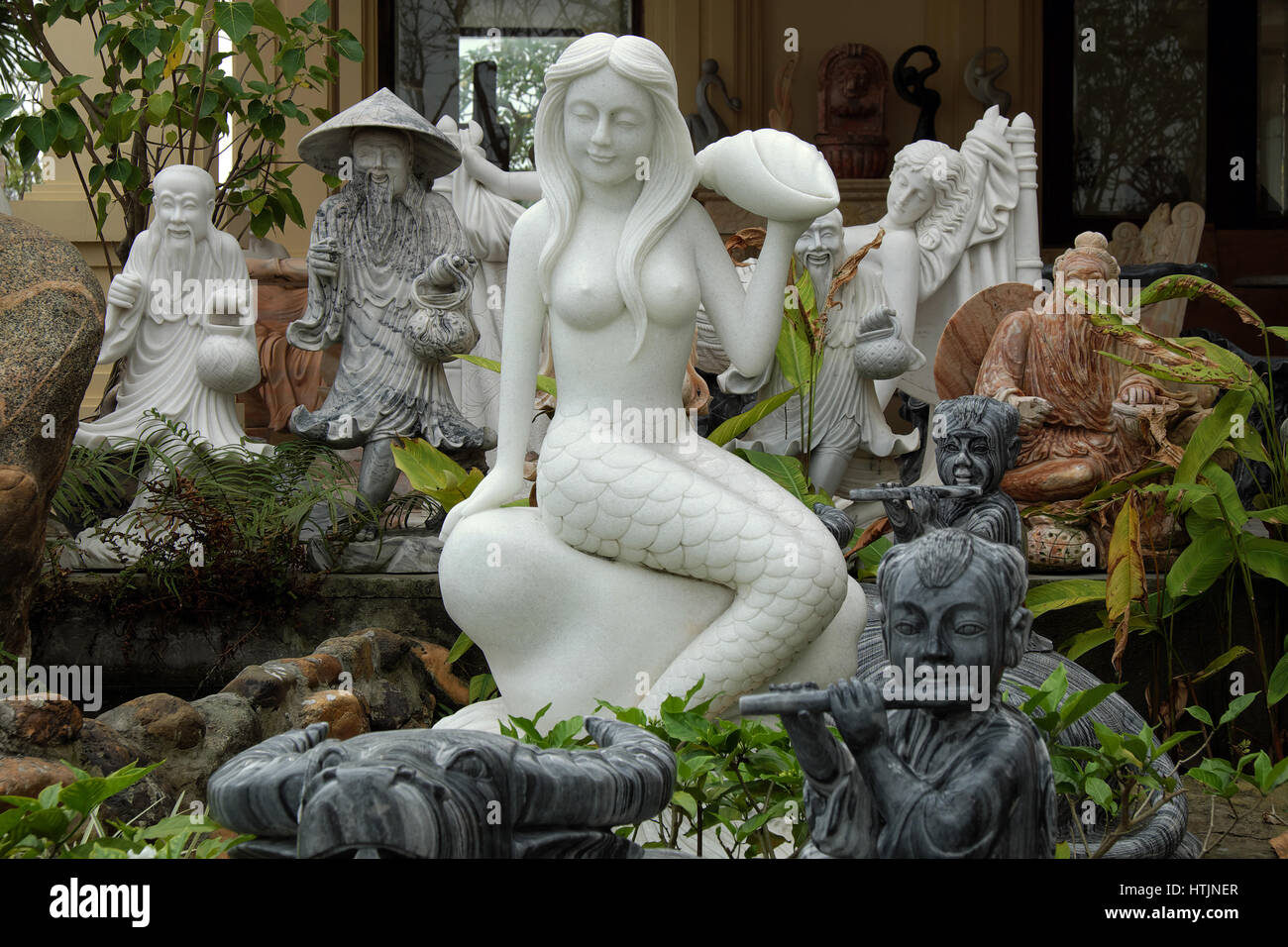 DA NANG, VIET NAM- Feb 18, 2016 Sculpture : l'art à Ngu Hanh Son, Groupe de forme étonnante pour faire du feng shui statue en pierre, produit à White Rock Banque D'Images