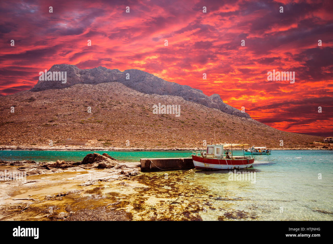 Stavros Beach sur l'île de Crète, Grèce. Bateau de pêche au coucher du soleil à Stavros bay. Banque D'Images