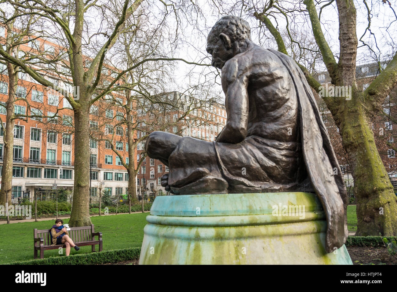 Statue de Mahatma Gandhi, sculptée par Fredda, brillant à Tavistock Square, Londres, Royaume-Uni. Banque D'Images