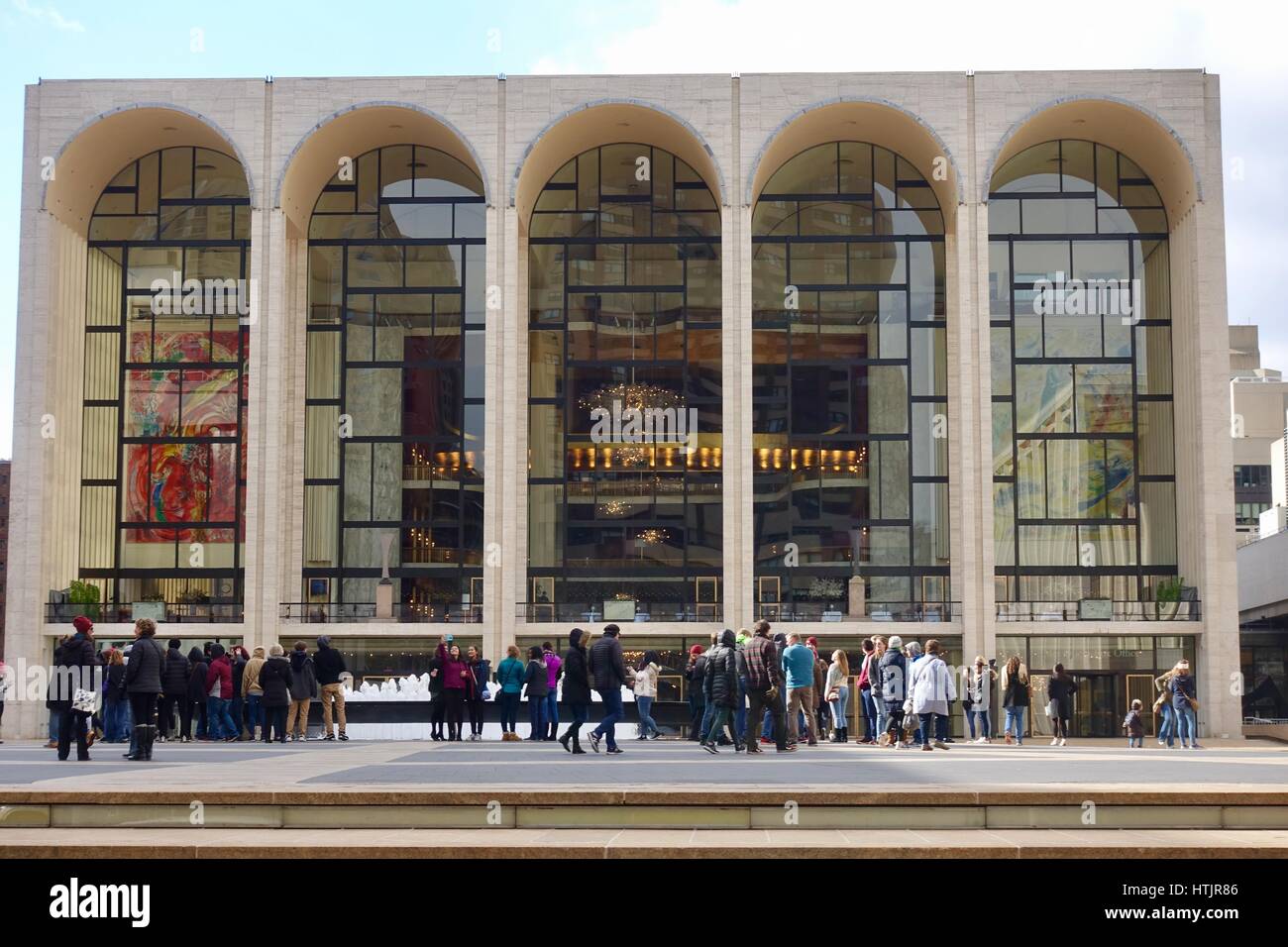Rassemblement de personnes de jour en face du Lincoln Center, New York, New York, USA Banque D'Images