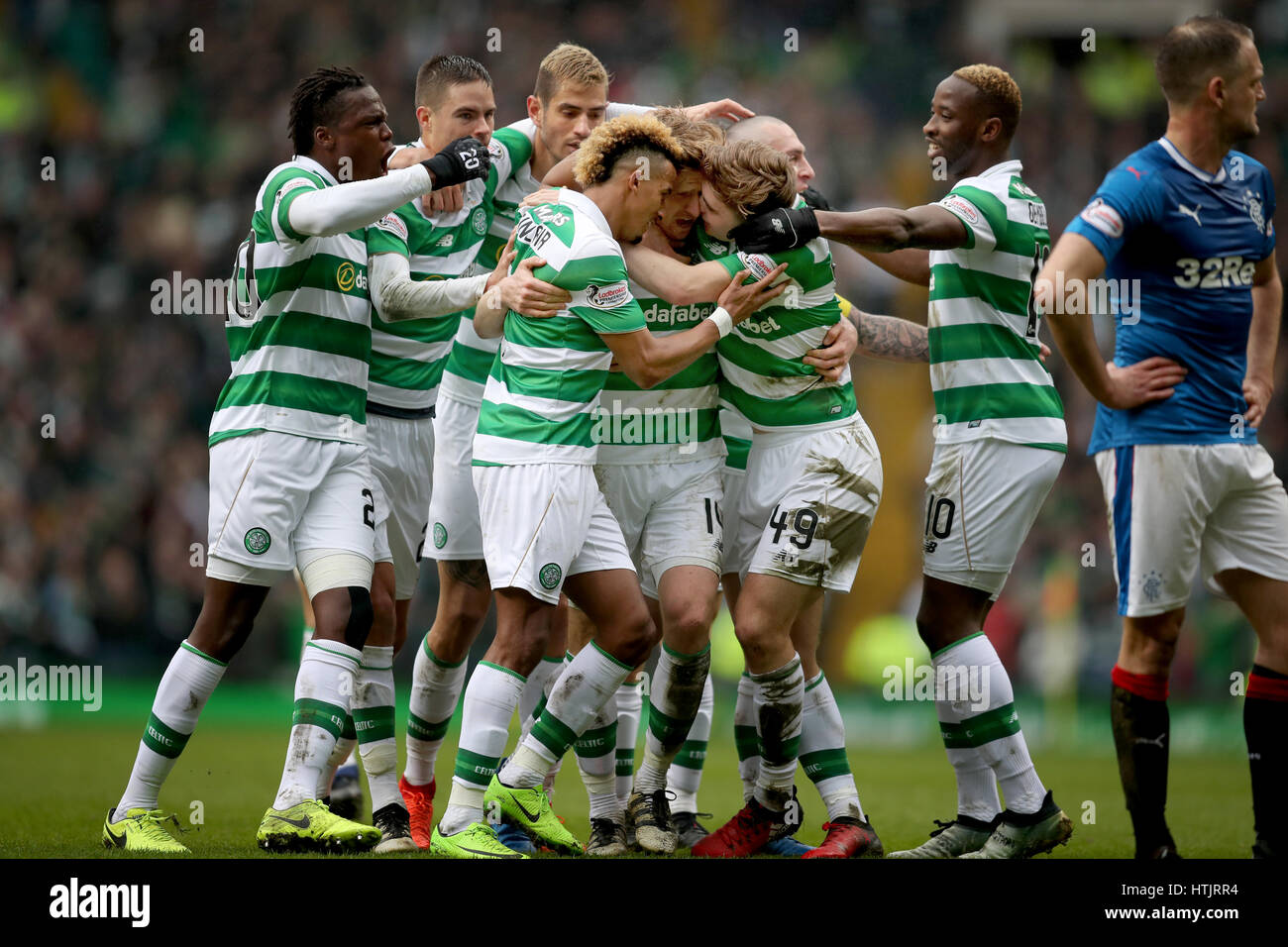 Les joueurs celtiques célèbrent leur premier but marqué par Stuart Armstrong (centre) au cours de la Scottish Premiership match Ladbrokes au Celtic Park, Glasgow. Banque D'Images