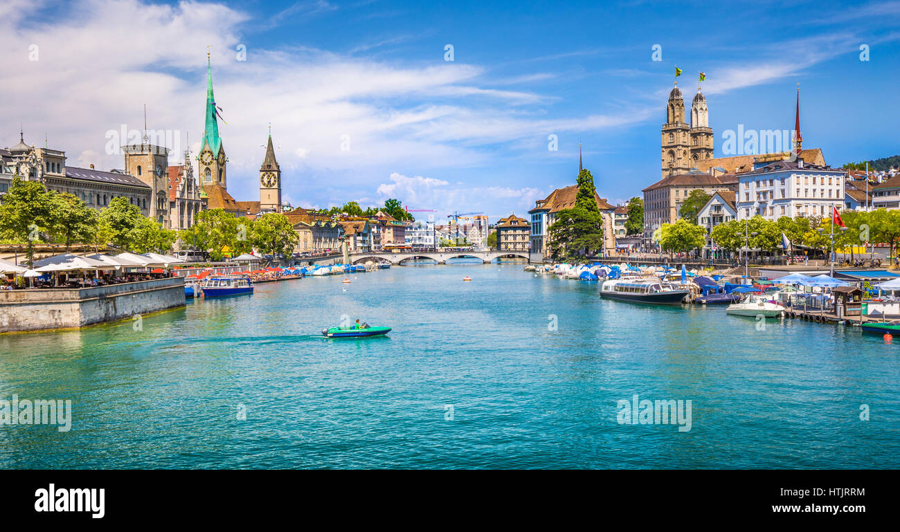 Vue panoramique du centre-ville historique célèbre, Grossmunster avec Fraumunster et Saint Pierre et rivière Limmat au lac de Zurich sur une journée ensoleillée Banque D'Images