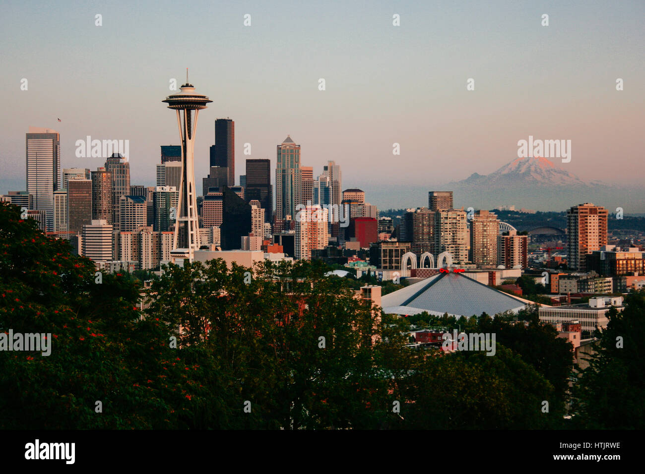 L'affichage classique de Seattle Skyline dans la belle lumière du soir au coucher du soleil d'or avec des tons pastel style vintage rétro effet du filtre, l'État de Washington, USA Banque D'Images