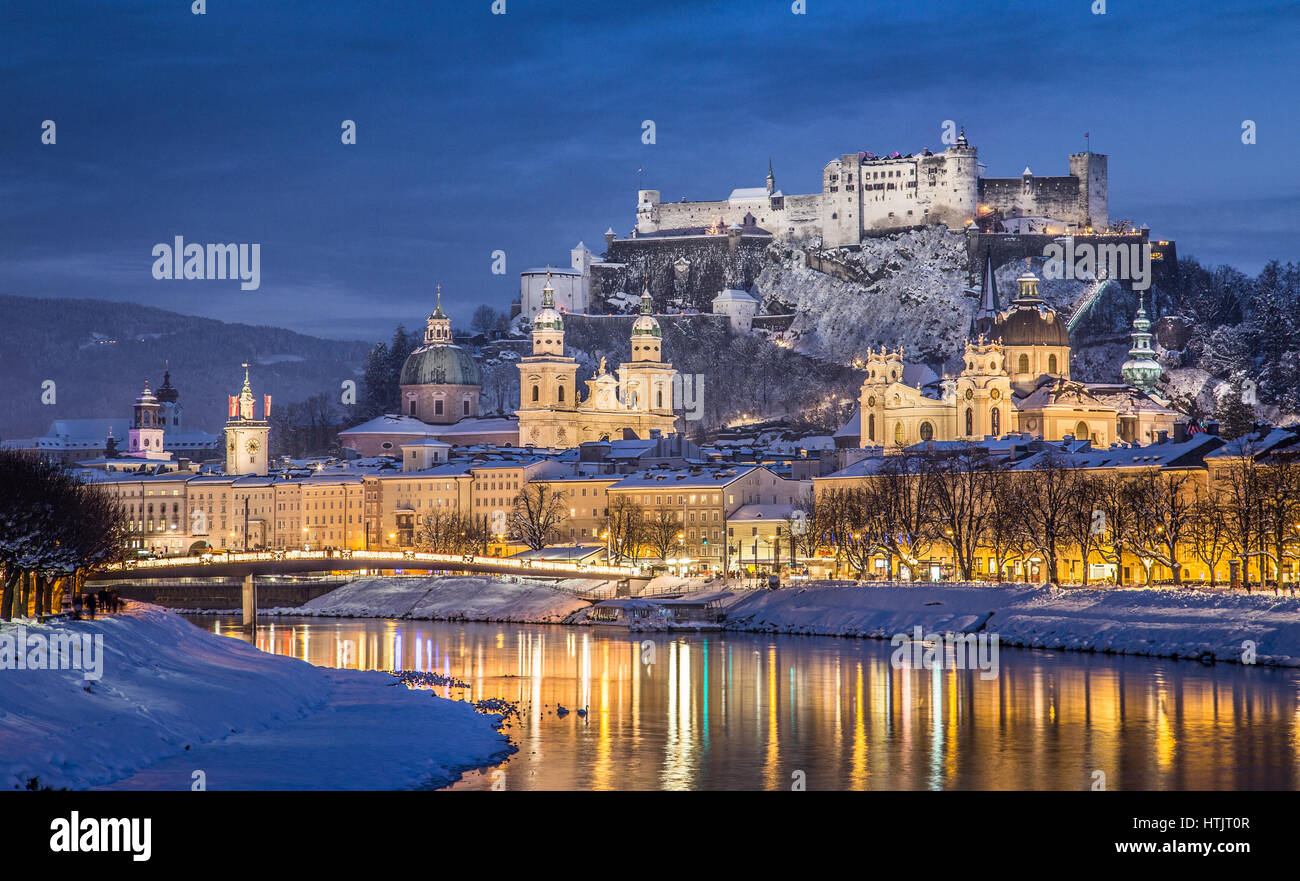 L'affichage classique de la vieille ville de Salzbourg avec célèbre Festung Hohensalzburg et la rivière Salzach illuminée en beau crépuscule en hiver, Autriche Banque D'Images