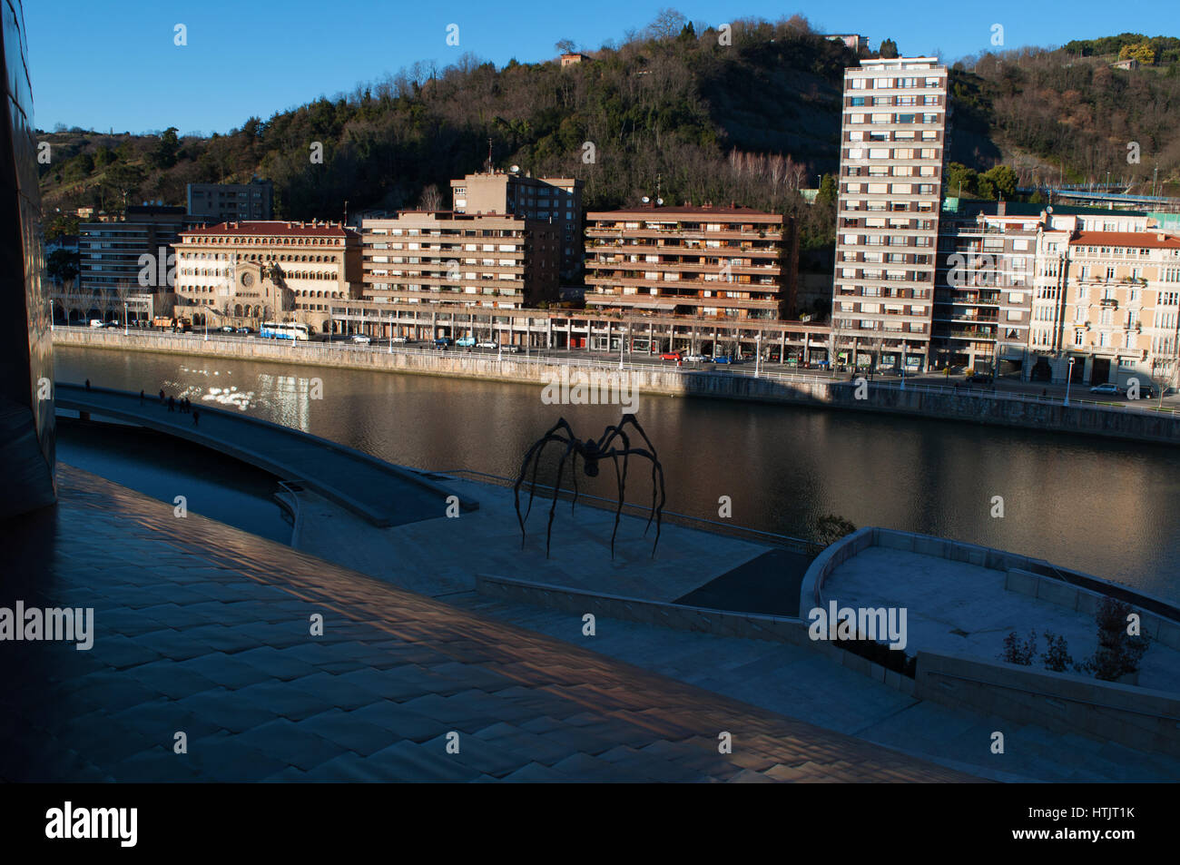 Maman, la sculpture de l'Araignée géante de Louise Bourgeois à l'extérieur du Musée Guggenheim Bilbao avec vue sur l'horizon et la rivière Nervion Banque D'Images