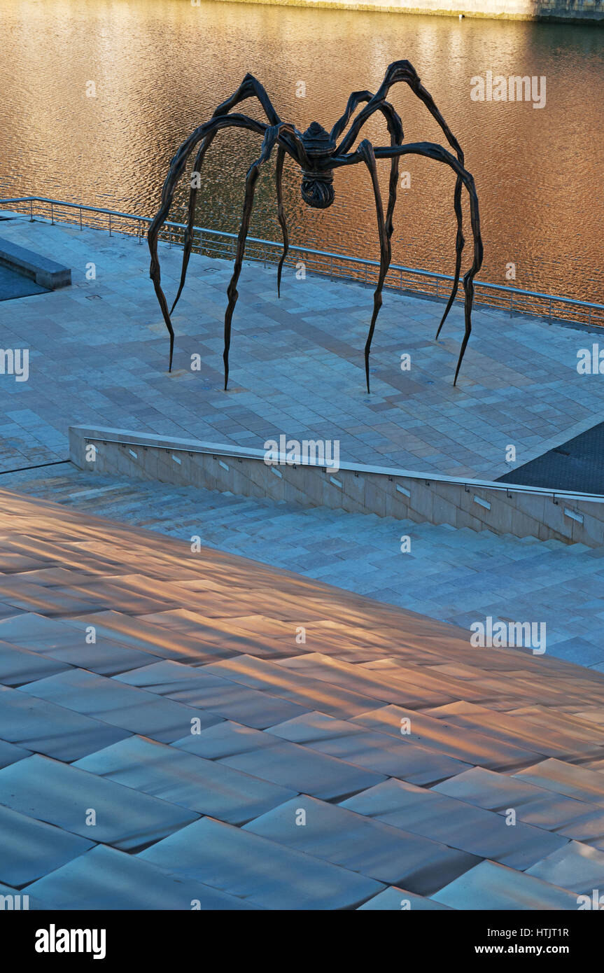 Maman, la sculpture de l'Araignée géante de Louise Bourgeois à l'extérieur du Musée Guggenheim Bilbao avec vue sur réflexions sur la rivière Nervion Banque D'Images
