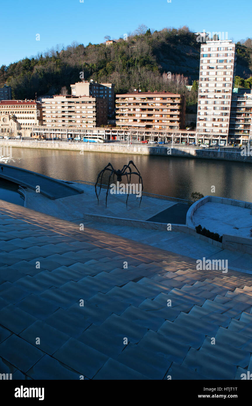 Maman, la sculpture de l'Araignée géante de Louise Bourgeois à l'extérieur du Musée Guggenheim Bilbao avec vue sur l'horizon et la rivière Nervion Banque D'Images