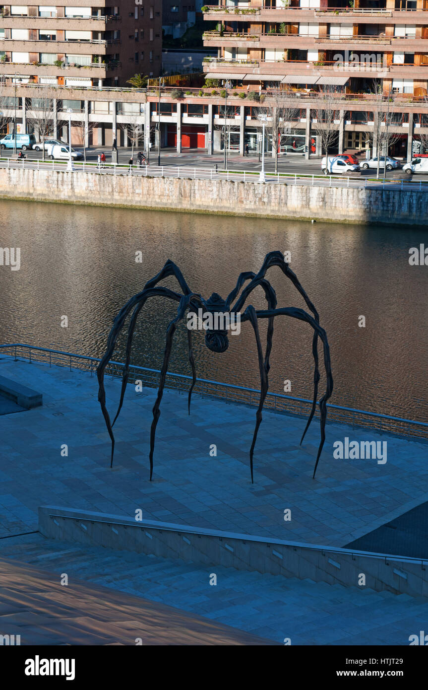 Maman, la sculpture de l'Araignée géante de Louise Bourgeois à l'extérieur du Musée Guggenheim Bilbao avec vue sur réflexions sur la rivière Nervion Banque D'Images