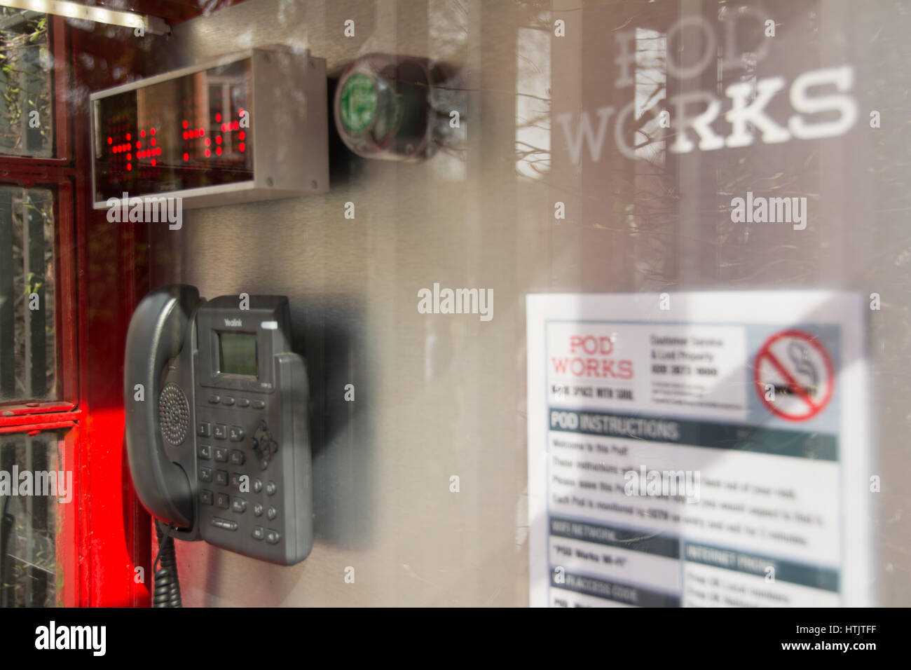 Une cabine téléphonique fonctionne POd à Russell Square, London, England, UK Banque D'Images