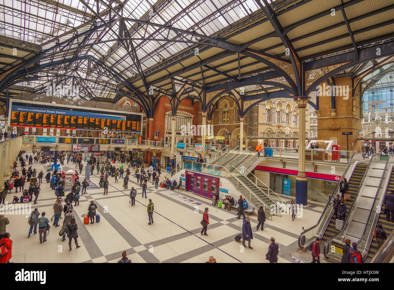 La gare de Liverpool Street à l'heure de pointe du matin, montrant de nombreuses personnes se déplaçant autour de Londres, Royaume-Uni. Banque D'Images