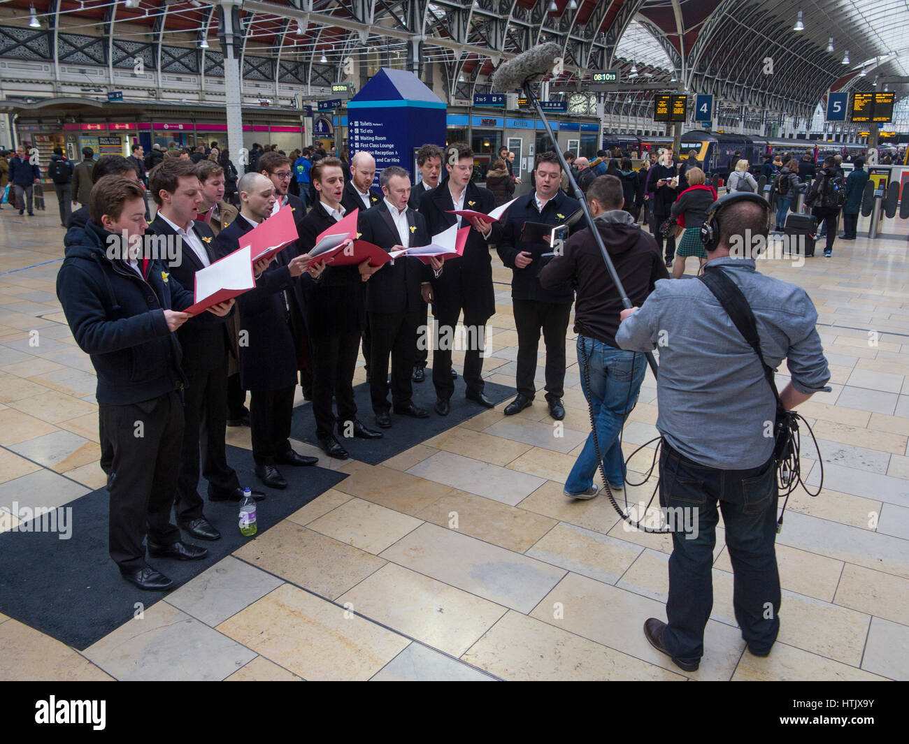 Un Welsh Male Voice Choir à la gare de Paddington sur St David's Day Banque D'Images