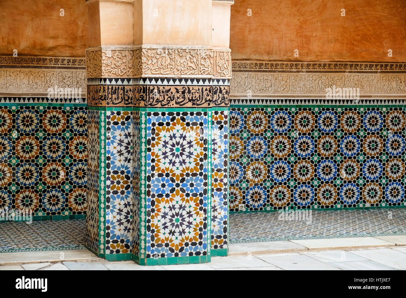 Les carreaux colorés ornent un bâtiment à Marrakech Banque D'Images