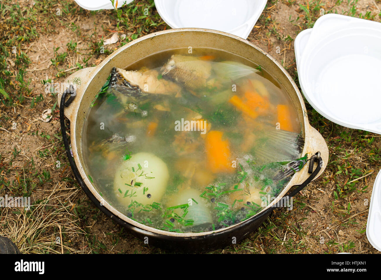 Bowler avec de la soupe et des plats internationaux. Bouillon de