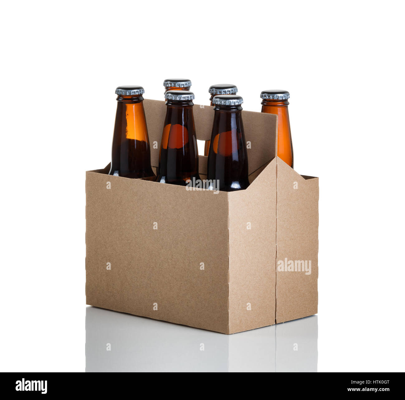 Vue oblique d'un six-pack de bière en bouteille de verre en carton brun générique transporteur isolé sur blanc avec reflet Banque D'Images