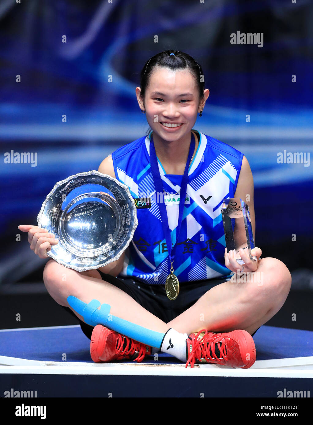 Le Taipei chinois Tzu Ying Tai sur le podium après la victoire sur la  Thaïlande est Ratchanok Intanon dans la finale des femmes au cours de la  sixième journée des YONEX All