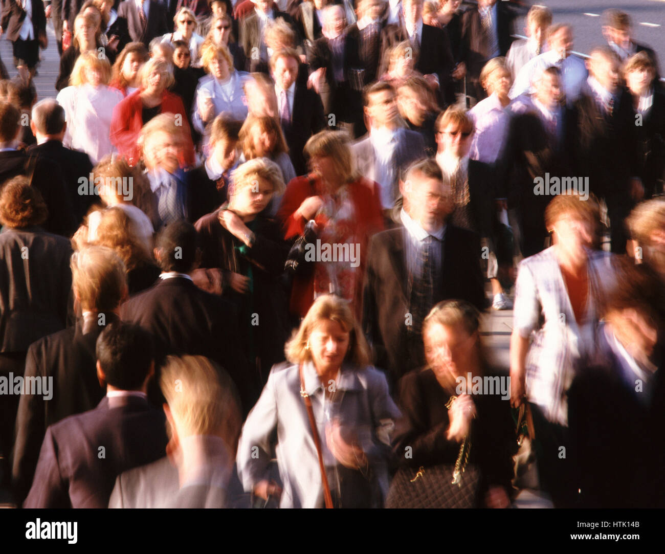 Les navetteurs sur le pont de Londres se précipitant pour travailler dans la ville, Londres, Angleterre, Royaume-Uni. Banque D'Images