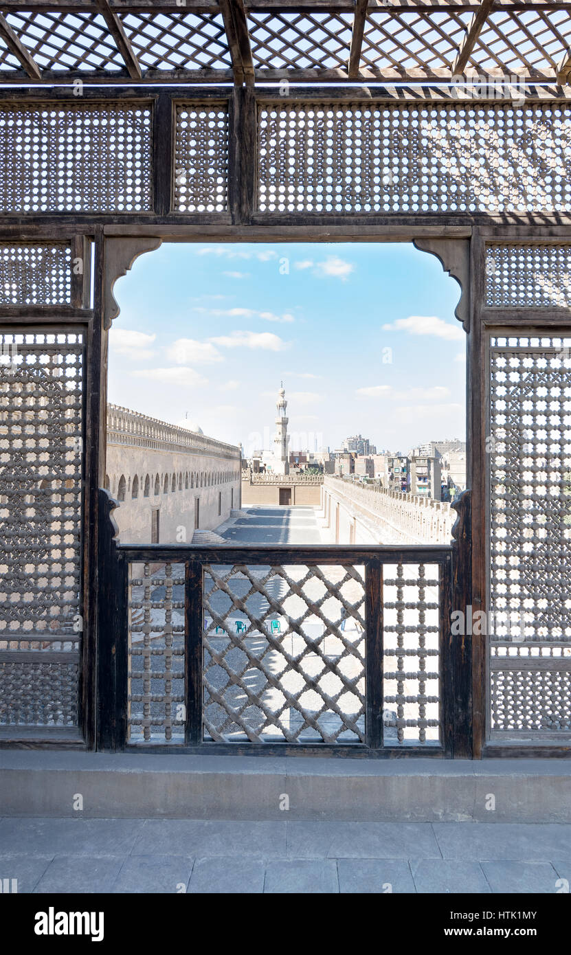 Entourant le passage de la mosquée Ibn Tulun encadrée de bois entrelacées mur perforé (Mashrabiya), Le Caire, Égypte médiévale Banque D'Images